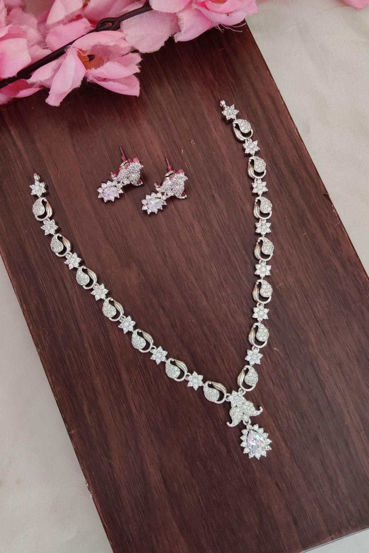 IMG_20250620_154035-1.jpg Ad White Stone Designer Necklace - Image 1