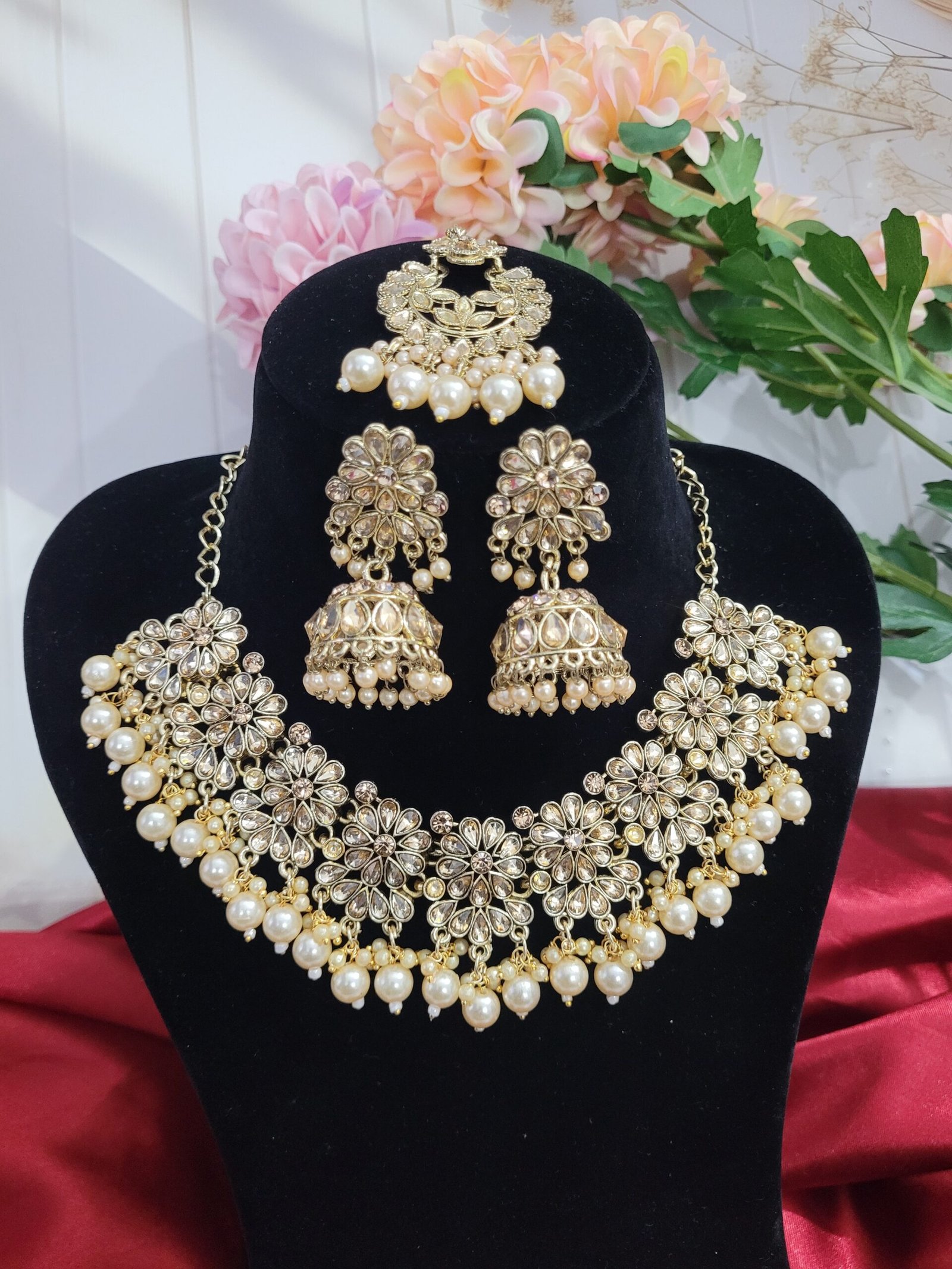 20250427_182637-scaled-1.jpg Smriti Kundan Set – Golden - Image 1