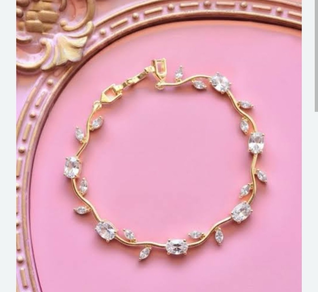 a9f2a031-4a9b-4040-b373-8e0b9ea412e0.jpeg Tulip Bracelet – White - Image 1